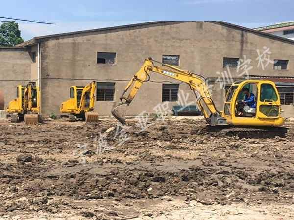 挖掘机培训实操教学