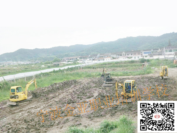 1.1.3机械故障产生的基本规律 机器投入使用后,其技术状况是随其使用时间的延长逐渐由好变坏的。因此,机械故障发生的概率必然是随着使用时间的延长而逐渐增大,即故障率逐渐增大。 如果抛开具体设备结构、性能等方面的特征差异,对其故障产生的特性进行分析,会发现机械故障的产生随时间而变化是有一定规律的,如图1—1所示的 机械故障率曲线。故障率的变化大致可分为初始故障区、随机故障区和耗损故障区。 图1-1 机械的故障概率曲线 ⑴初始故障区 机器在使用初期,由于各零部件之间没有进行磨合,其相互配合状态不能达到最大效果,或者产品存在没有被发现的设计、制造和装配的缺陷和失误,常常会有较高的故障率。最工作时间的延长,零件之间经过足够的磨合,表面状况逐步得到改善,零件间相互配合关系趋于稳定,或者对出现的故障不断排除,故障率便逐渐降低,这一阶段称之为初始故障区。 ⑵随机故障区 初始故障区之后,机器运行处于相对稳定的状态,故障率较小,一般在规定的故障率上下波动。此阶段的故障多为突发性故障,即在任何时候都可能发生能的,与使用时间、新旧程度无关,因而也常称为随机故障区或偶然故障区。由于突发性故障在任何时候发生的机会都相等,故障率可以看作是一个常数,因此随机故障区又可称之为恒定性故障区。此阶段运行的工作时间较长,可以认为是零件的有效寿命期,其间发生的故障一般为突发性故障或事故性故障,必须进行处理才能保证设备继续运转。 ⑶耗损故障区 机器运行到一定时间,及其零件受到长期磨损、疲劳、腐蚀和老化等因素的影响,部分零件或全部零件接近其有效寿命后期,故障率逐渐增加。 此阶段的故障一般多为渐进性故障或自然故障,这种形式的故障时不可避免的,而且一旦发生故障,往往是多个零件同时存在缺陷,此时如果设备继续运行,会导致零件的急剧损坏或较严重的故障,难以通过一般方法消除,故称这一阶段为耗损故障区。 上述所描述的机器运行过程中故障率变化规律的曲线,在可行性维修学上称为浴盆曲线。对于初始故障区,由于机械在出厂前或安装调试后已进行过各种试验,并经过充分调整,一般认为已基本消除,用户可以不必考虑。处于随机故障区时,虽然有故障发生,但比较容易判断和排除,一般不决定机器的寿命。只有接近或进入耗损故障区,机械的性能才发生明显变化,预示机械有效寿命的终结,因而,防止或延缓机械零件进入耗损故障区从而延长机器使用寿命是故障诊断与维修学研究的主要内容之一。