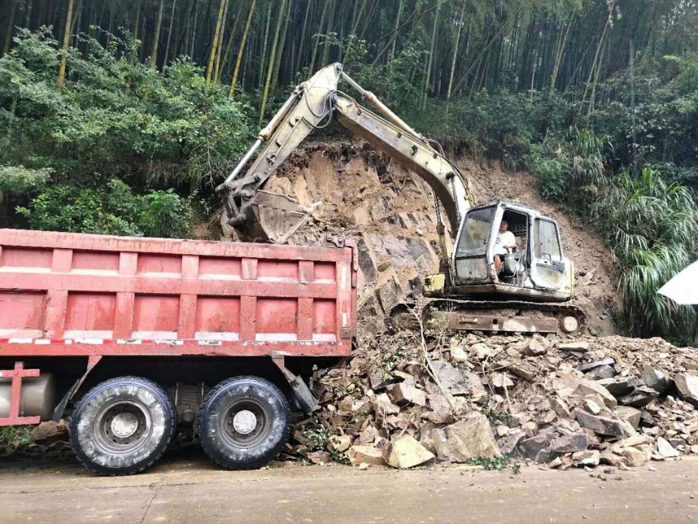 挖掘机技术哪家强？公路筑路机械操作技能竞赛了解一下……