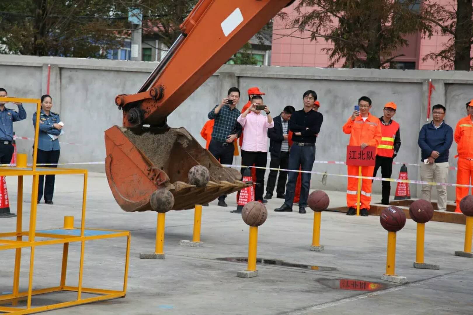 挖掘机技术哪家强？公路筑路机械操作技能竞赛了解一下……