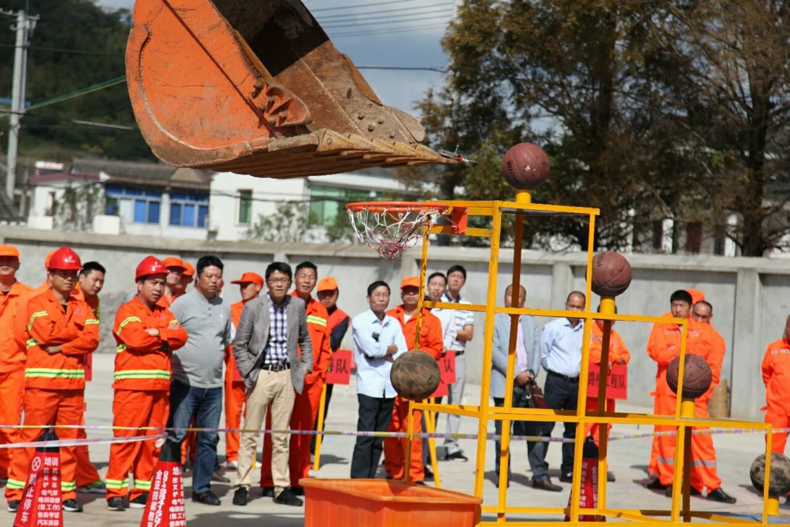 挖掘机技术哪家强？公路筑路机械操作技能竞赛了解一下……