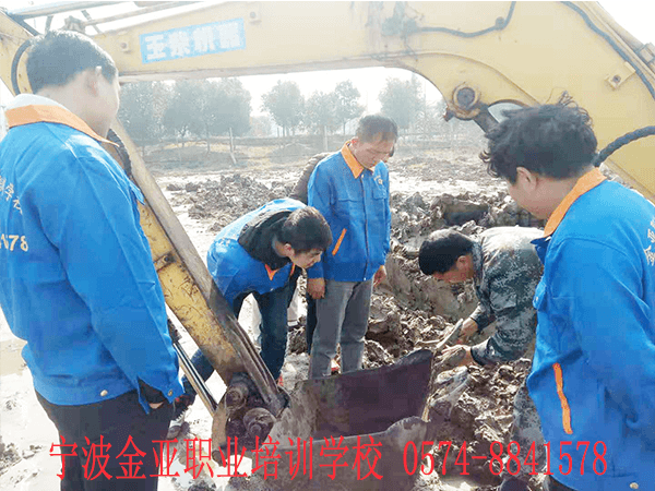 教练在指导学员遇到挖机故障时怎么处理