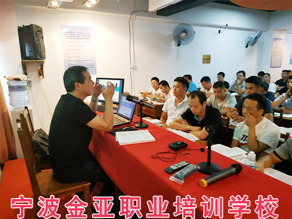 电梯中级工第一班顺利开班