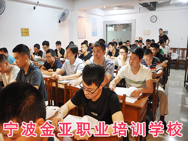 电梯中级工第一班顺利开班