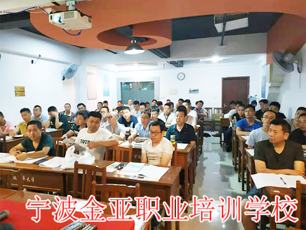 电梯中级工第二班顺利开班