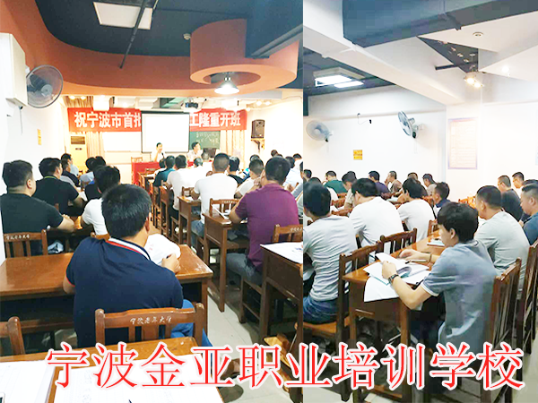 电梯中级工第二班顺利开班