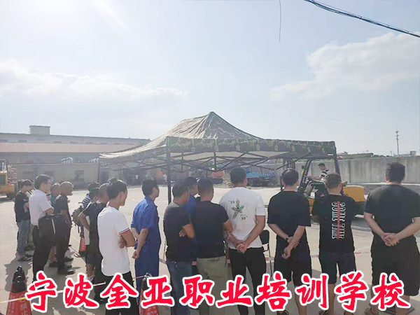 叉车专业证件考试如火如荼进行中