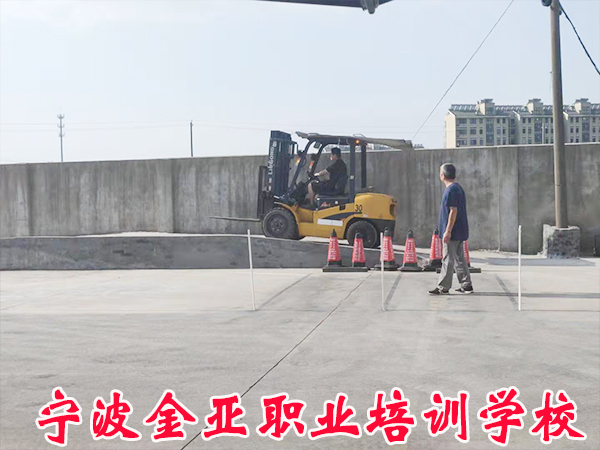 叉车专业证件考试如火如荼进行中