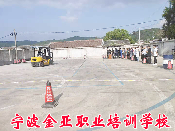 叉车专业证件考试如火如荼进行中