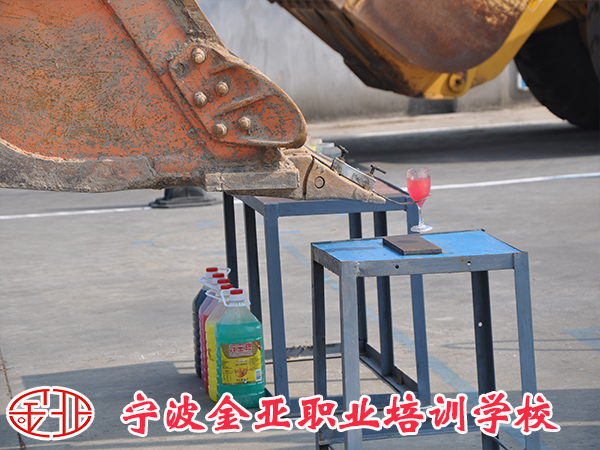 金亚挖掘机培训班随到随学