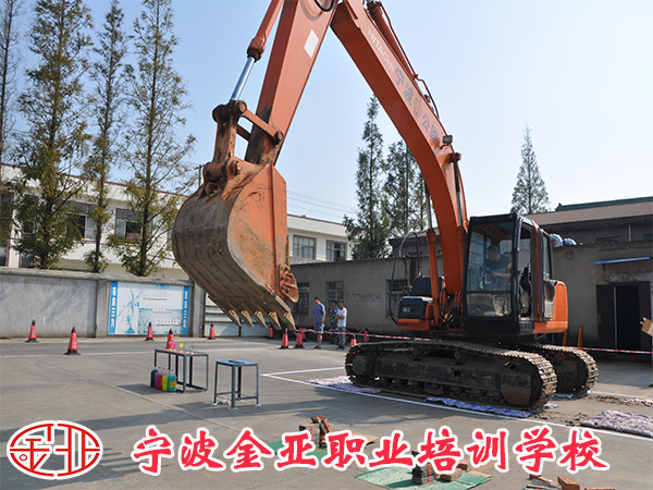 金亚挖掘机培训班随到随学