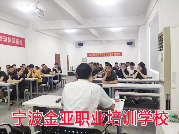 我校新型学徒制起重装卸工开班