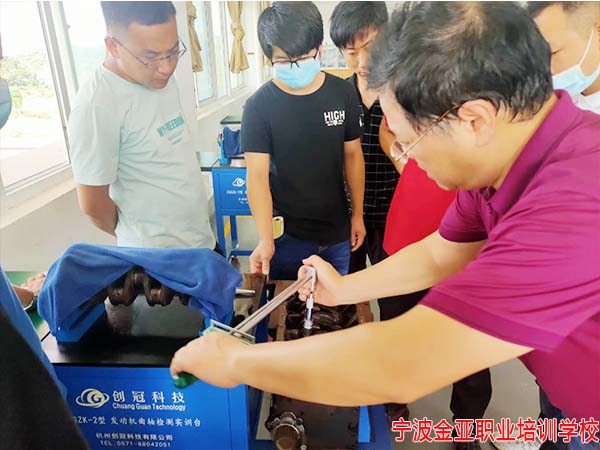 我校汽车维修工中高级工培训开班