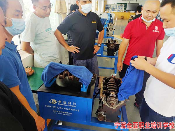 我校汽车维修工中高级工培训开班