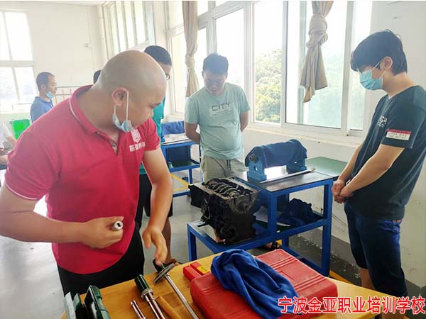 我校汽车维修工中高级工培训开班