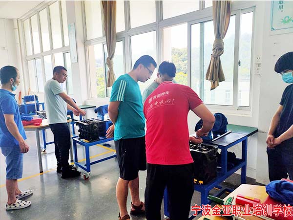 我校汽车维修工中高级工培训开班