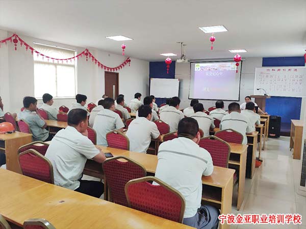 我校新型学徒制起重工（叉车中级）培训