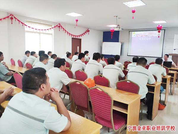 我校新型学徒制起重工（叉车中级）培训