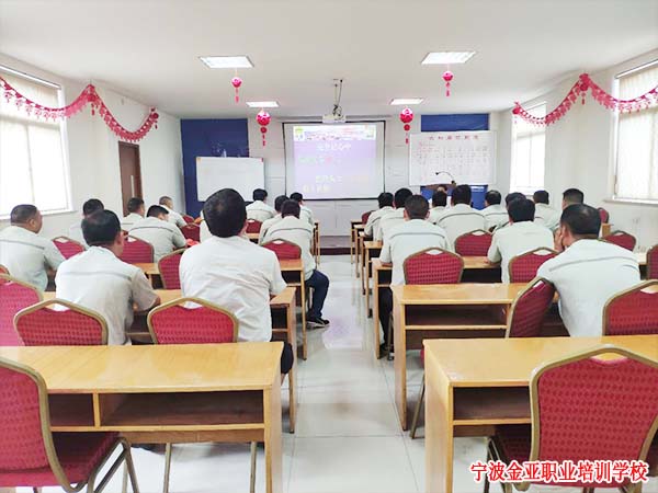 我校新型学徒制起重工（叉车中级）培训